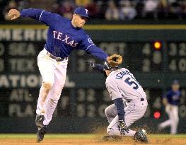 Ichiro steals base